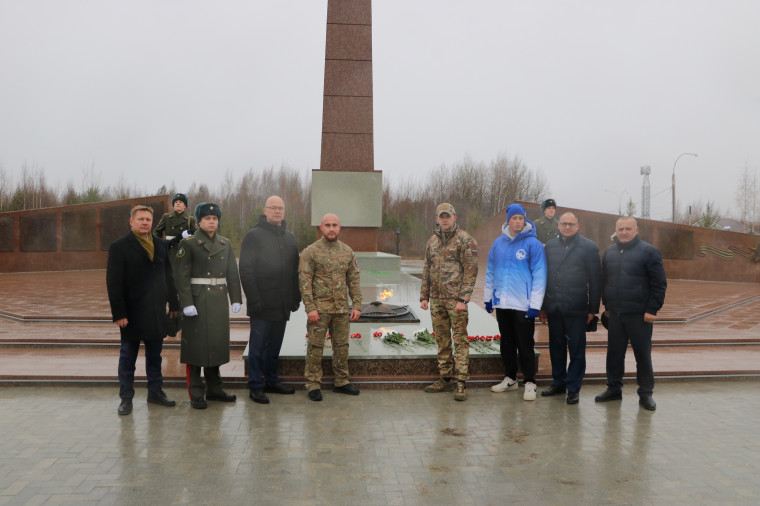 Торжественная церемония переноса частички Вечного огня из Храм Рождества Пресвятой Богородицы на Мемориала Памяти города Урай.