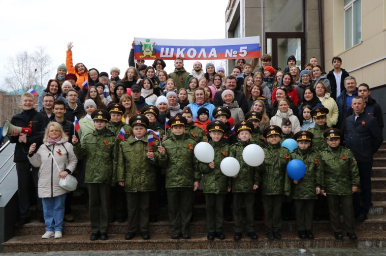Праздничное первомайское шествие.